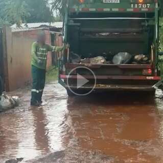 Caminh&atilde;o de lixo atola e coletores fazem coleta em meio a lama&ccedil;al