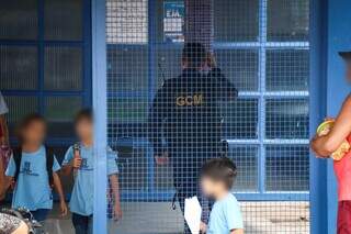 Bandidos em fuga invadem escola e causam p&acirc;nico