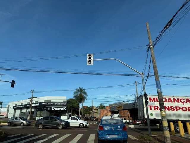 Sem&aacute;foros intermitentes em 12 pontos tumultuam tr&acirc;nsito em hor&aacute;rios de pico 