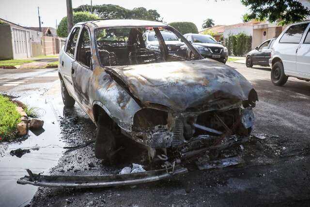 Professora de dan&ccedil;a sente cheiro de gasolina e tem carro destru&iacute;do pelo fogo