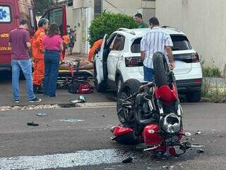 Motociclista vai parar em cap&ocirc; de carro em acidente em &quot;cruzamento problema&quot;