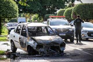 Professora de dan&ccedil;a sente cheiro de gasolina e tem carro destru&iacute;do pelo fogo