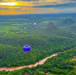 Camis&atilde;o ganha voo de bal&atilde;o com direito a champanhe na natureza