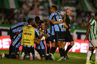 Gr&ecirc;mio vence nos p&ecirc;naltis e chega &agrave; final do Campeonato Ga&uacute;cho