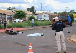 Rapaz em moto de alta cilindrada morre ao ser atingido por caminh&atilde;o 