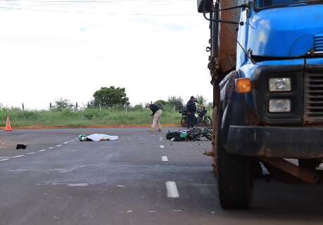 Rapaz em moto de alta cilindrada morre ao ser atingido por caminh&atilde;o 