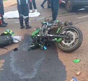 Rapaz em moto de alta cilindrada morre ao ser atingido por caminh&atilde;o 