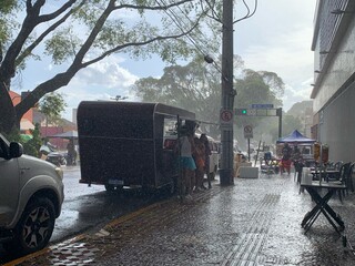     Chuva "lava" Rua que começará o segundo dia de bloco