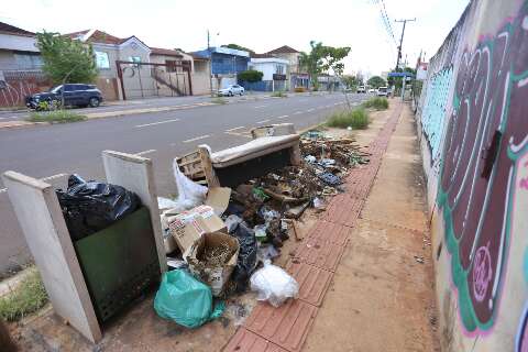 Al&eacute;m da inseguran&ccedil;a, moradores do Amambai convivem com sujeira nas cal&ccedil;adas