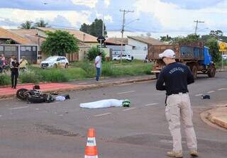 &quot;Ele estava cansado&quot;: m&atilde;e ajoelha e chora sobre corpo de filho morto em acidente