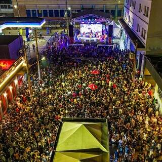 Com show de Tati Quebra Barraco, sexta de Carnaval reuniu 15 mil na Esplanada