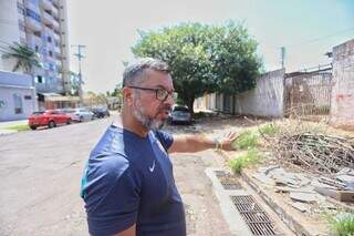 Al&eacute;m da inseguran&ccedil;a, moradores do Amamba&iacute; convivem com sujeira nas cal&ccedil;adas