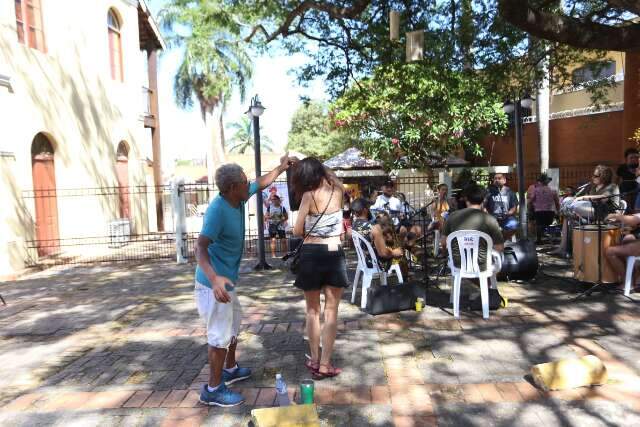 Com caf&eacute; para foli&otilde;es, bloco matutino tem estreia t&iacute;mida no Carnaval da Capital