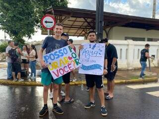 No meio da folia, um grupo trocava ora&ccedil;&atilde;o por &aacute;gua gelada na Esplanada