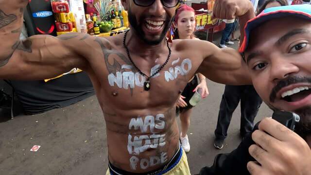 Sem camisa, galera mostra o resultado do &quot;shape de Carnaval&quot;