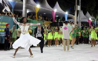 Corumb&aacute; amanhece de ressaca e se prepara para o desfile das escolas de samba