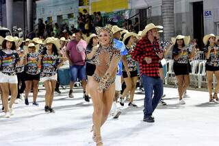 Corumb&aacute; amanhece de ressaca e se prepara para o desfile das escolas de samba