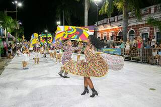 Corumb&aacute; amanhece de ressaca e se prepara para o desfile das escolas de samba