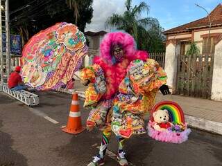 Com roupa de 2 kg, foli&atilde;o saiu do RJ para pular Carnaval na Esplanada