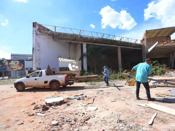 Demolido, antigo prédio da rede São Bento demonstra o fim de uma era