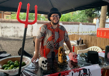 Jo&atilde;o fez tenda inspirada na umbanda e vendeu at&eacute; o &ldquo;capiroto&rdquo; na folia