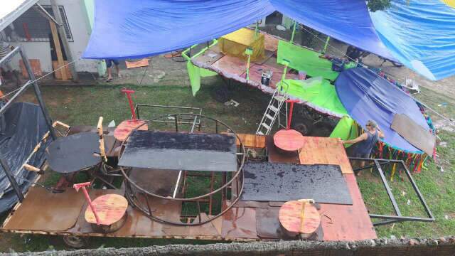 Chuva atrasa in&iacute;cio do desfile das escolas de samba de Corumb&aacute; em uma hora