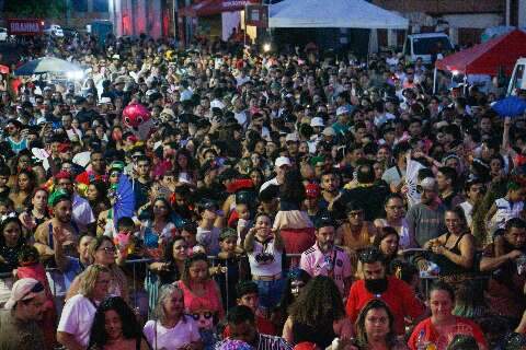 Capivara Blas&eacute; junta Carnaval e Oscar e leva 12 mil pessoas &agrave;s ruas
