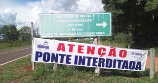 Ponte de madeira desaba e caminh&atilde;o com areia e tijolos fica pendurado