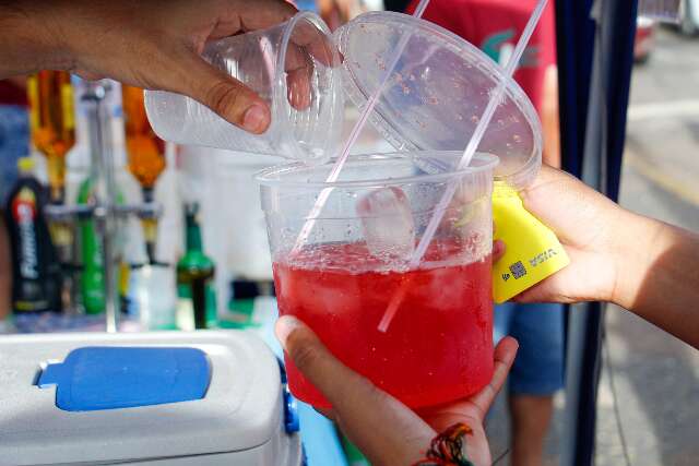 Copão já era, moda agora é balde de bebida para dar vexame no Carnaval