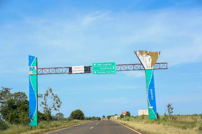 Pórtico com placas de cidades na MS-240. (Foto: Paulo Francis)