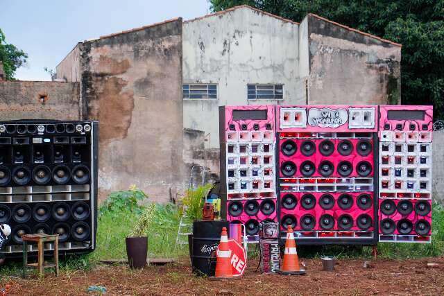 Por R$ 5, pared&atilde;o de funk vira festa paralela ao Carnaval de bloco