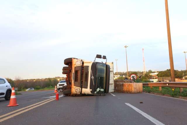 Caminh&atilde;o carregado com papel&atilde;o tomba e complica tr&acirc;nsito na Jo&atilde;o Arinos 