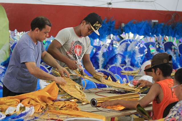 Após temporal, escolas de samba de Corumbá desfilam hoje, mas sem competição 