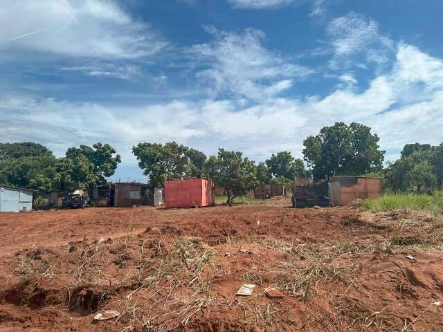 Fam&iacute;lias limpam terreno e constroem barracos em &aacute;rea invadida 