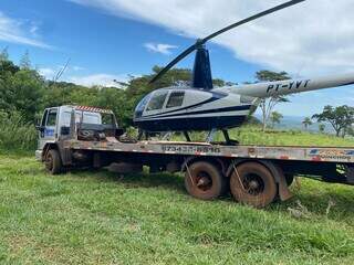 Helic&oacute;ptero recuperado na fronteira &eacute; levado para hangar da pol&iacute;cia