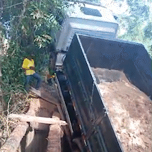 Ponte de madeira desaba e caminhão com areia e tijolos fica pendurado