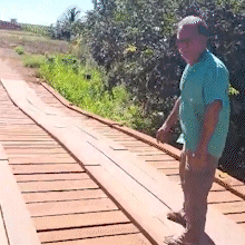 Ponte de madeira racha, "sai do lugar" e moradores temem desabamento