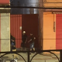 Porta de com&eacute;rcio amanhece podre de urina e deixa Centro parecendo rodovi&aacute;ria