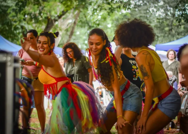 Bloco Barra da Saia estreia hoje na Orla Morena com cortejo itinerante 