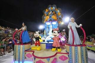 1&ordf; noite de desfile &eacute; marcada por homenagens, tradi&ccedil;&atilde;o e ancestralidade