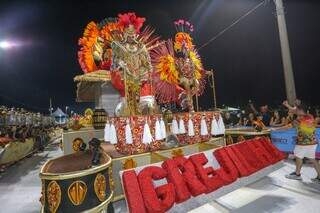 1&ordf; noite de desfile &eacute; marcada por homenagens, tradi&ccedil;&atilde;o e ancestralidade