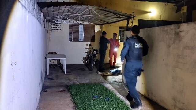 Homem &eacute; encontrado morto com sinais de espancamento em ed&iacute;cula