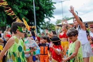 Bloco devolve vida &agrave; Orla e mostra que festa tamb&eacute;m existe fora da Esplanada