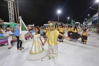 1&ordf; noite de desfile &eacute; marcada por homenagens, tradi&ccedil;&atilde;o e ancestralidade