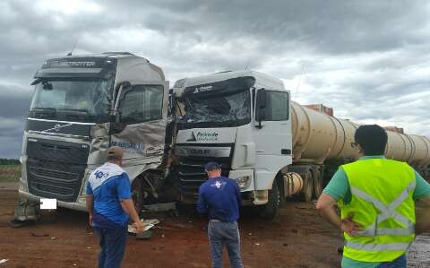 Acidente entre carretas deixa rodovia em Costa Rica parcialmente interditada 