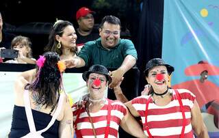 Durante desfile, diretora se torna porta-bandeira para honrar pavilh&atilde;o da escola