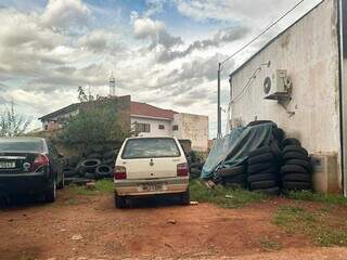 Montanha de pneus ao lado de borracharia preocupa por risco de dengue