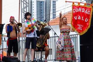 Cord&atilde;o Valu lota Esplanada Ferrovi&aacute;ria na despedida do Carnaval 