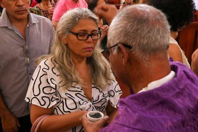 Cat&oacute;licos iniciam penit&ecirc;ncias e lotam 1&ordf; missa do dia no Perp&eacute;tuo Socorro