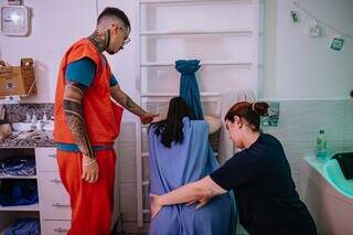 Pai se &ldquo;veste de goku&rdquo; e viraliza com v&iacute;deo do parto normal da esposa 